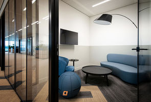 specialist interieurfotografie - Moderne vergaderruimte met zitbank en stoel