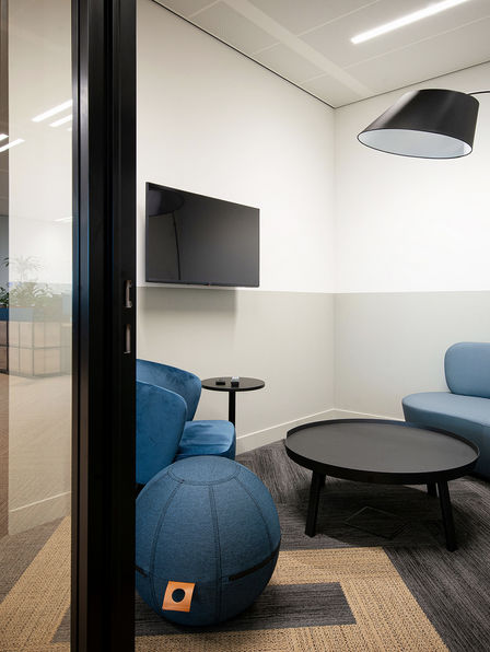 Fotografie voor interieurprofessionals - Moderne vergaderruimte met zitbank en stoel