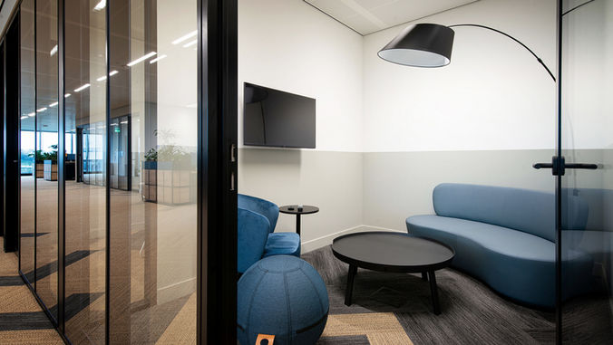 interieurfotograaf Bovenkarspel -  Moderne vergaderruimte met zitbank en stoel