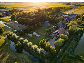 Dronefotografie van een stolpboerderij in West-Friesland