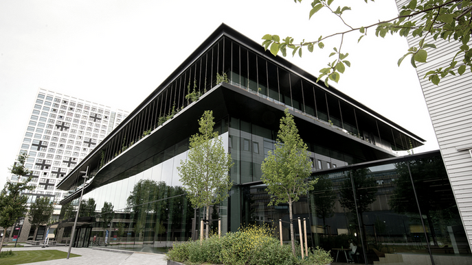 Architectuurfotografie Exterieur voor Architecten - Modern bedrijfsgebouw, glazen gevel, plantenbakken