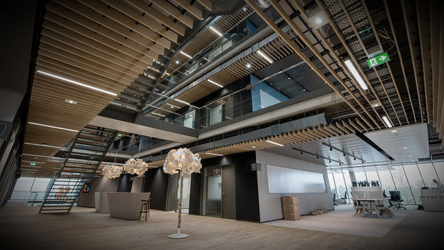 specialist interieurfotografie - Ruime, moderne kantoorruimte met houten plafond en glazen wanden