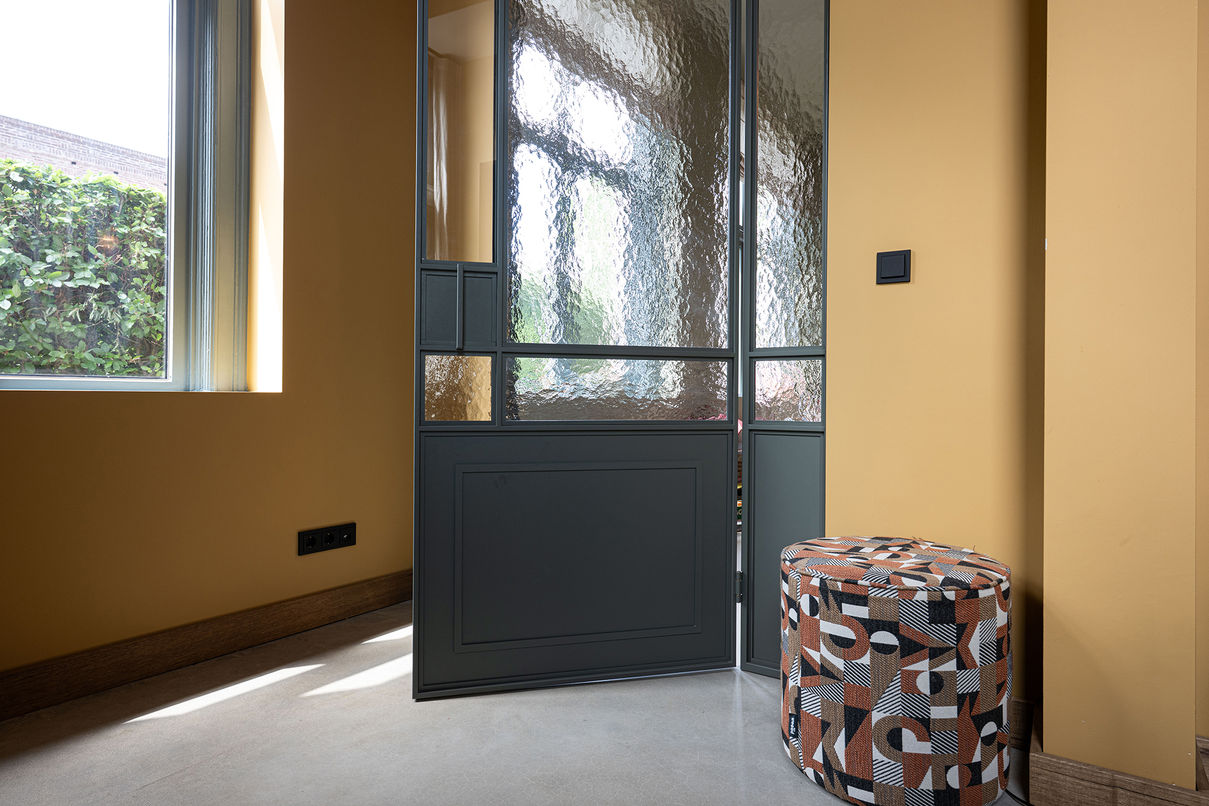 Interieurfotografie van designwoning met stalen deuren