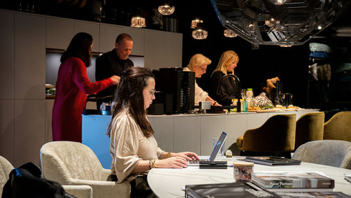 Interieurprofessionals in gesprek tijdens de Open Vakdagen 2024 in De Woonindustrie.