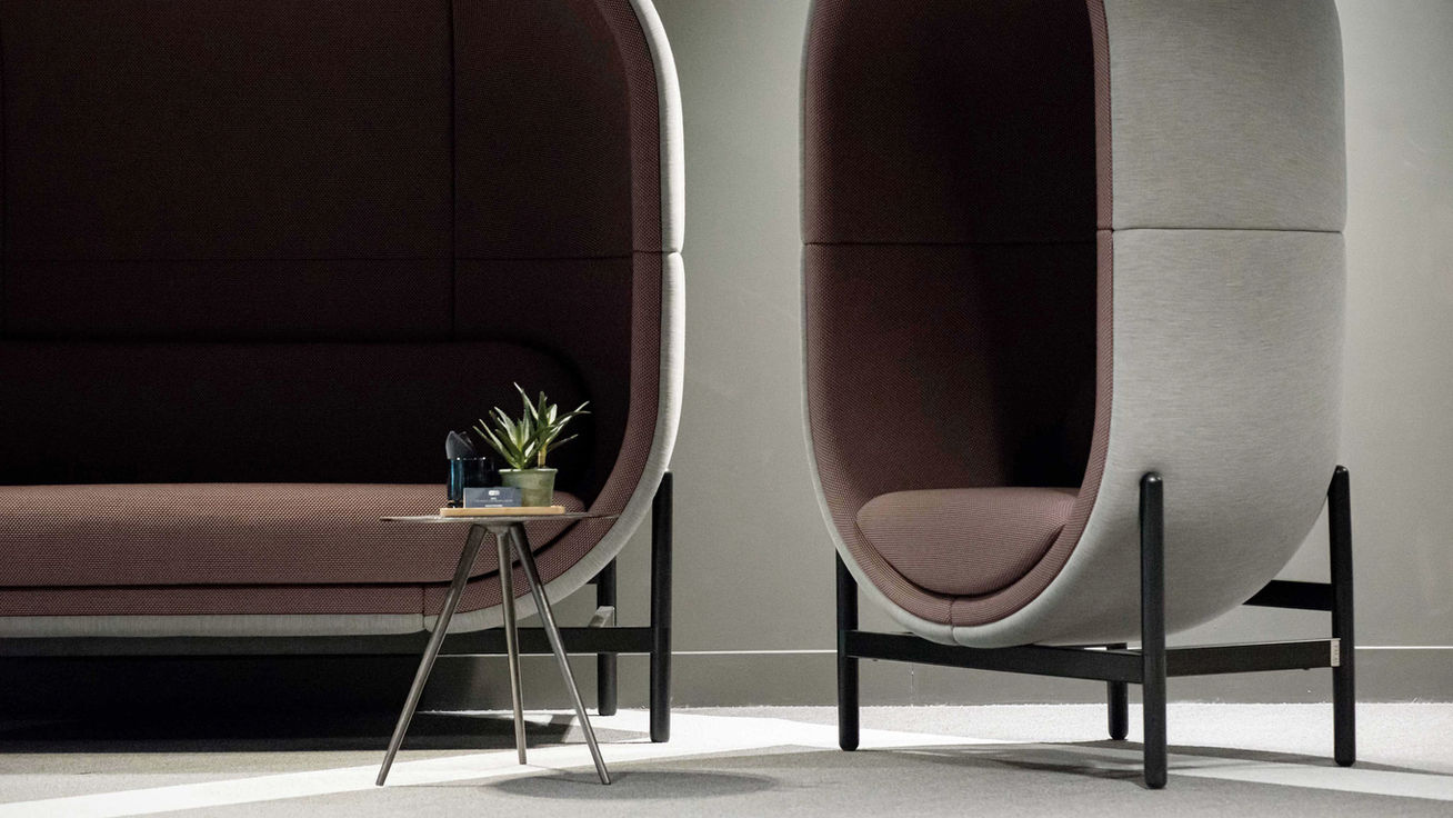 Projectfotografie van kantoorpanden -  Twee moderne, ovale fauteuils