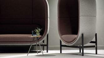 specialist interieurfotografie - Twee moderne, ovale fauteuils