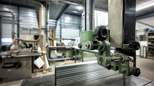 Werkzaamheden in fabriekshal van Betonhoeve in Landsmeer