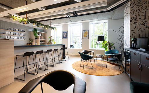 Professioneel gefotografeerde werkplekken in kantoor Amsterdam