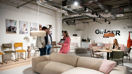 Interieurprofessionals in gesprek tijdens de Open Vakdagen 2024 in De Woonindustrie.