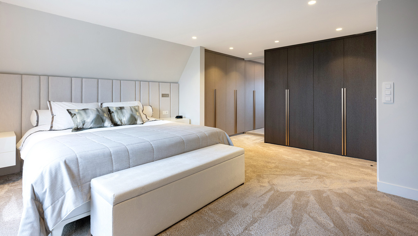 interieurfotografie Noord Holland -Luxe slaapkamer interieur: groot bed, ingebouwde kasten