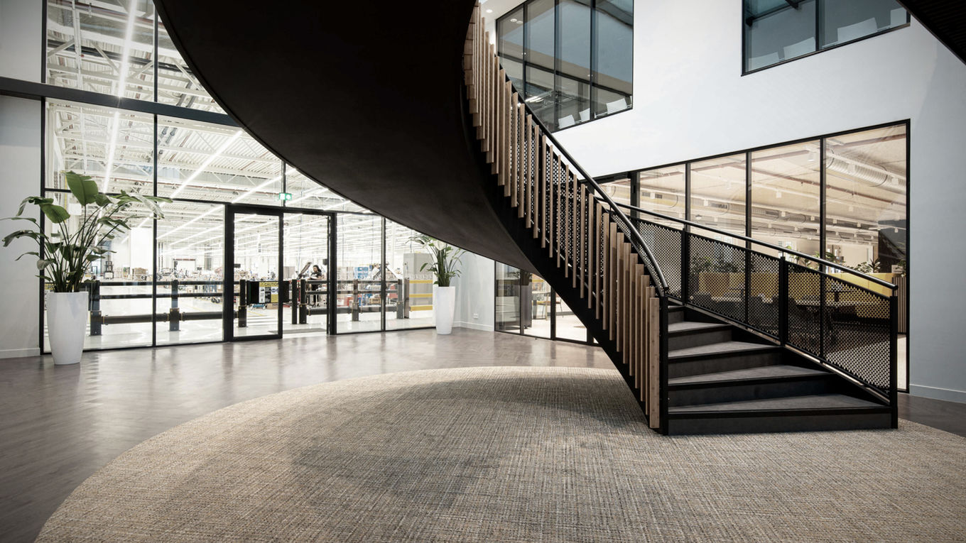 interieurfotograaf Flevoland- Moderne, gebogen trap in een ruim kantoor