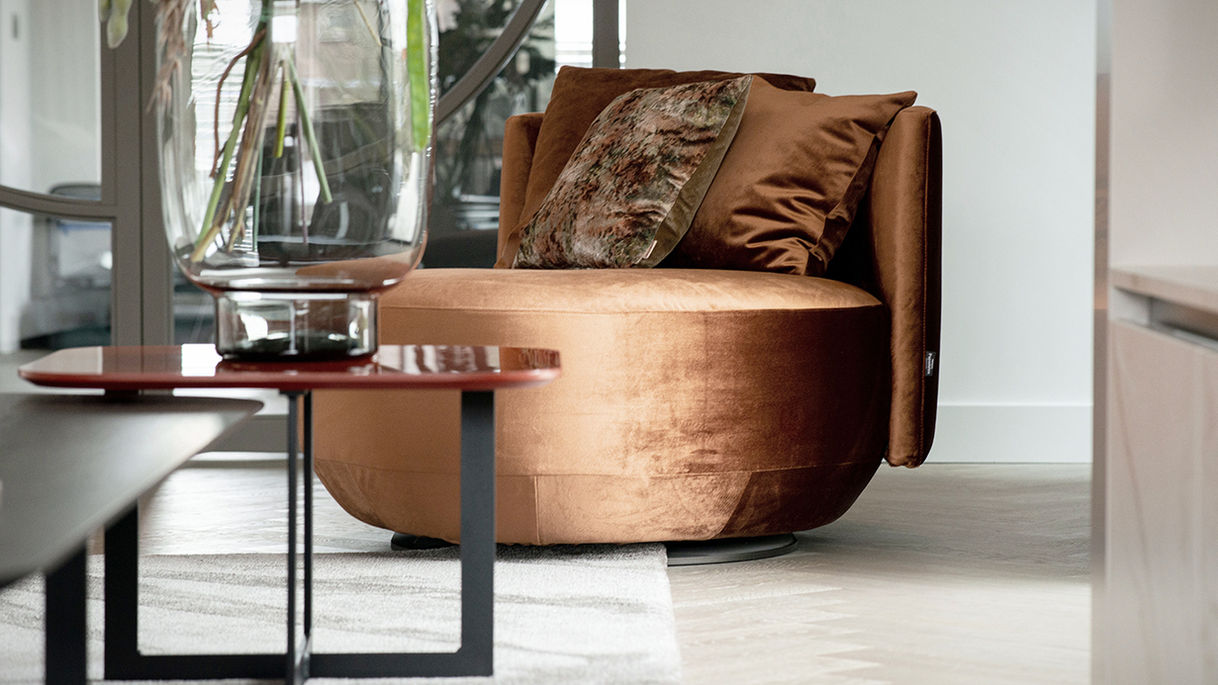 interieurfotografie voor interieurstylisten -Bruine fluwelen fauteuil met kussens