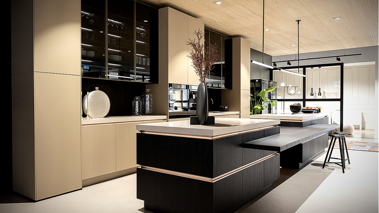 Projectfotografie van kantoorpanden - Moderne keuken met kookeiland en glazen kasten