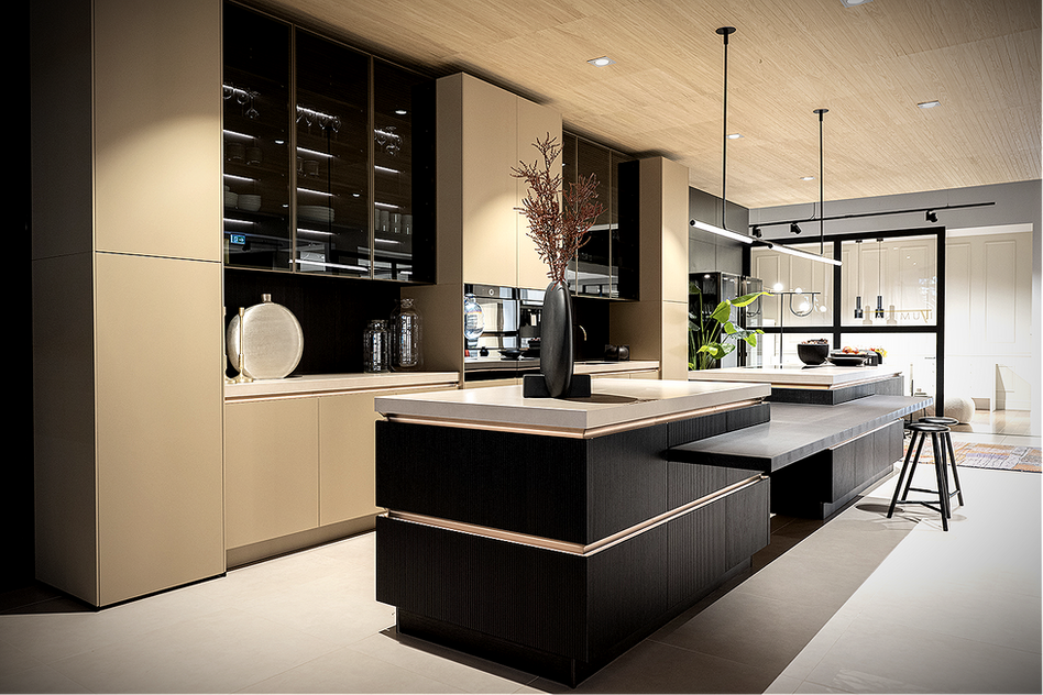 Projectfotograaf Noord Holland - Moderne keuken met kookeiland en glazen kasten