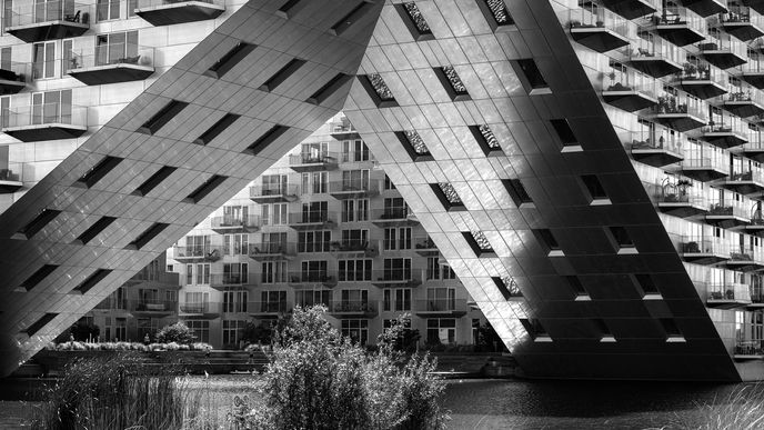 Symmetrische vooraanzichtfoto
Symmetrisch perspectief van het Sluishuis op IJburg vastgelegd door architectuurfotograaf Edward van Hees