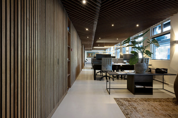 Projectfotograaf Amsterdam - Modern kantoorinterieur met houten wand