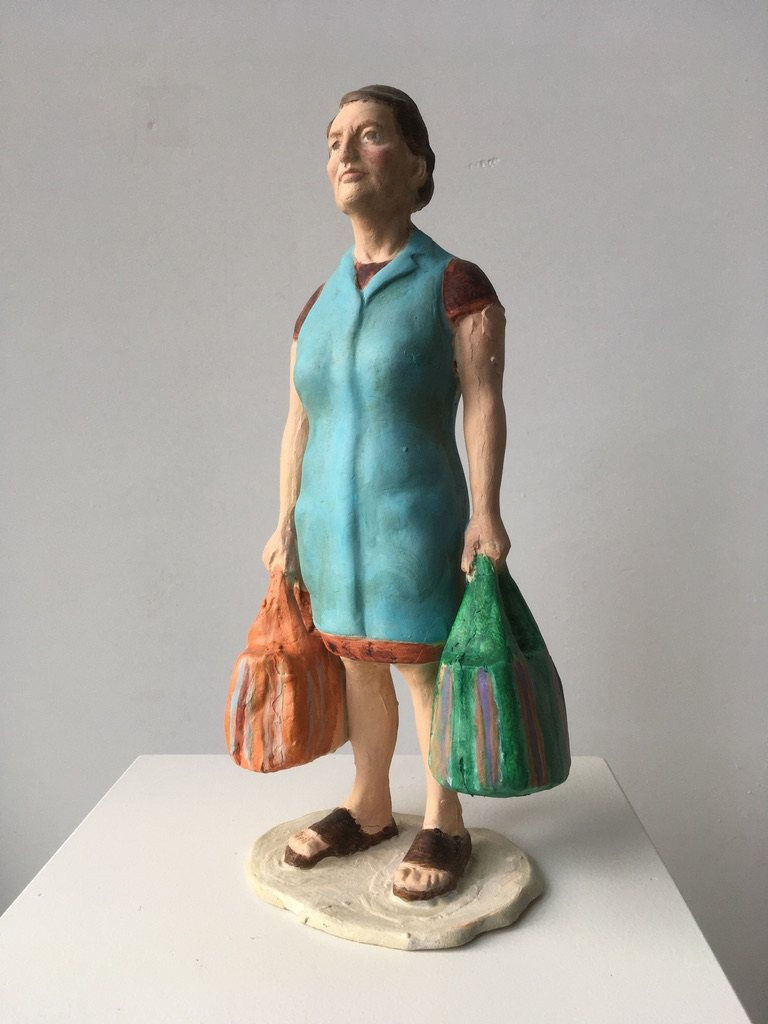 Standbeeld voor een moeder, beschilderd keramiek, Hans Kuyper