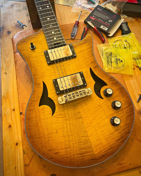 Timothée Hornus, luthier guitare à Toulouse - Fabrication de guitares électriques - Guitares custom style vintage - Entretien & réglage - Accompagnement de projet