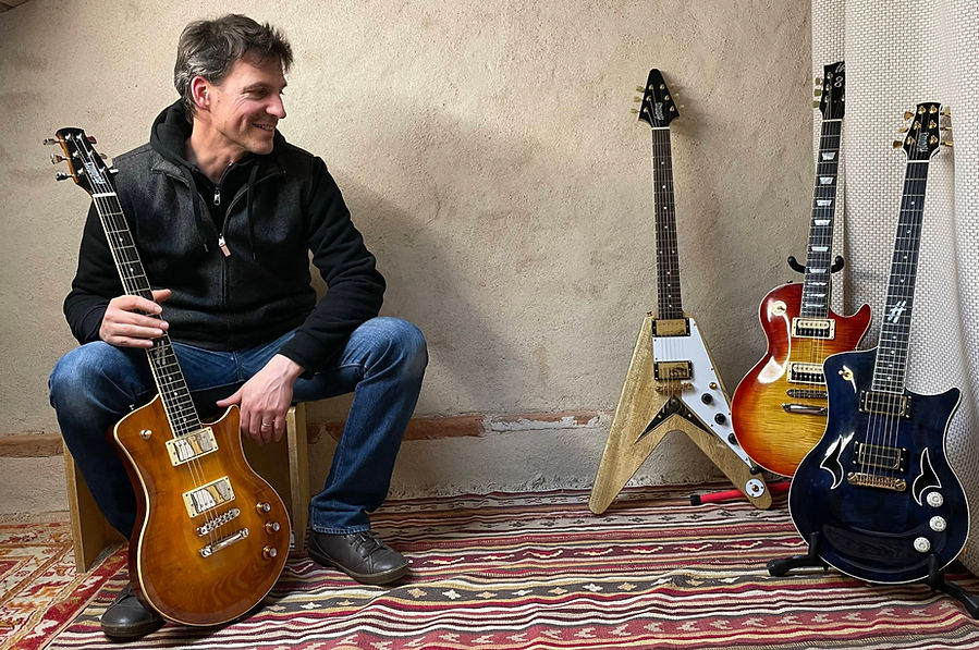 Hornus Guitars fabrication guitares électriques modèles Shakti Original et Aerial, répliques gibson Les Paul Burst Flying VI