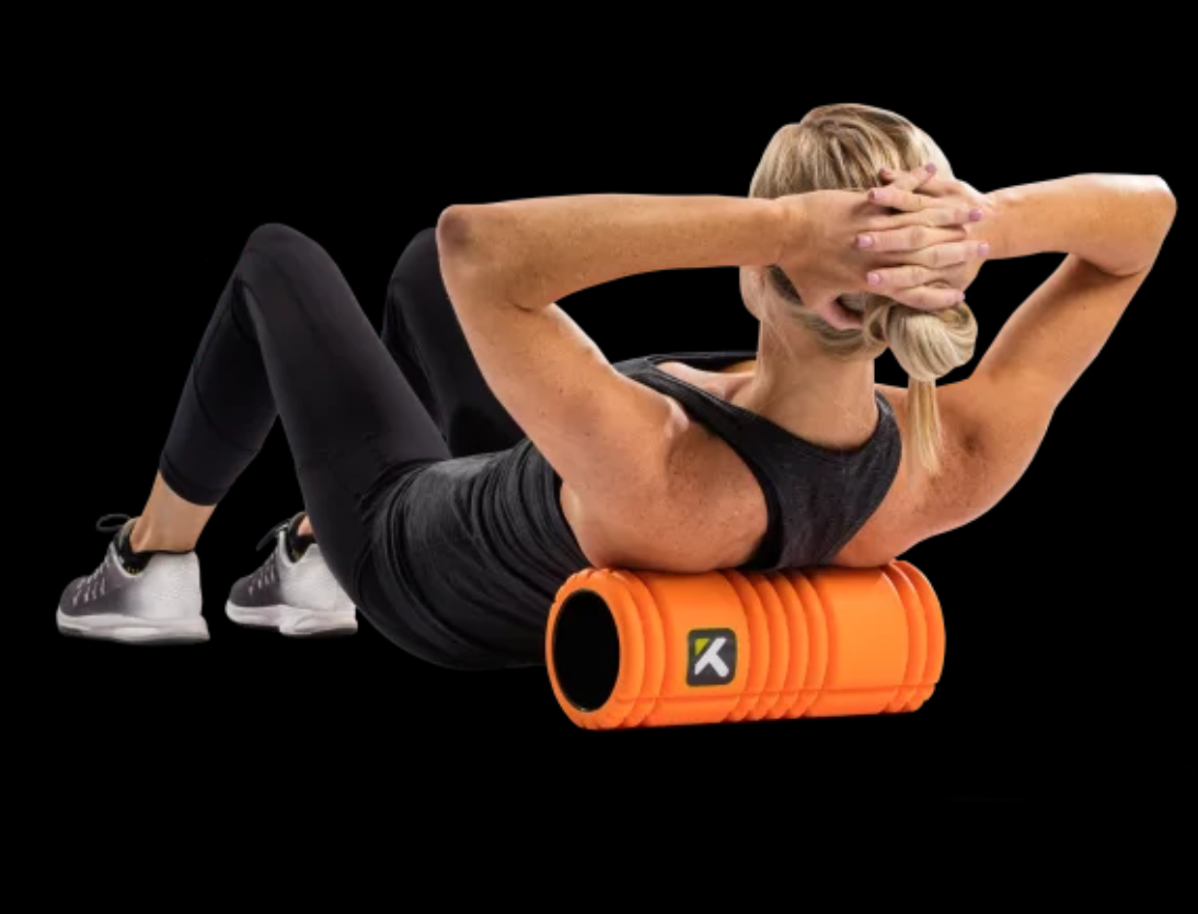 אישה משתמשת בגליל לעיסוי גב