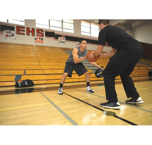 שני שחקני כדורסל מתאמנים