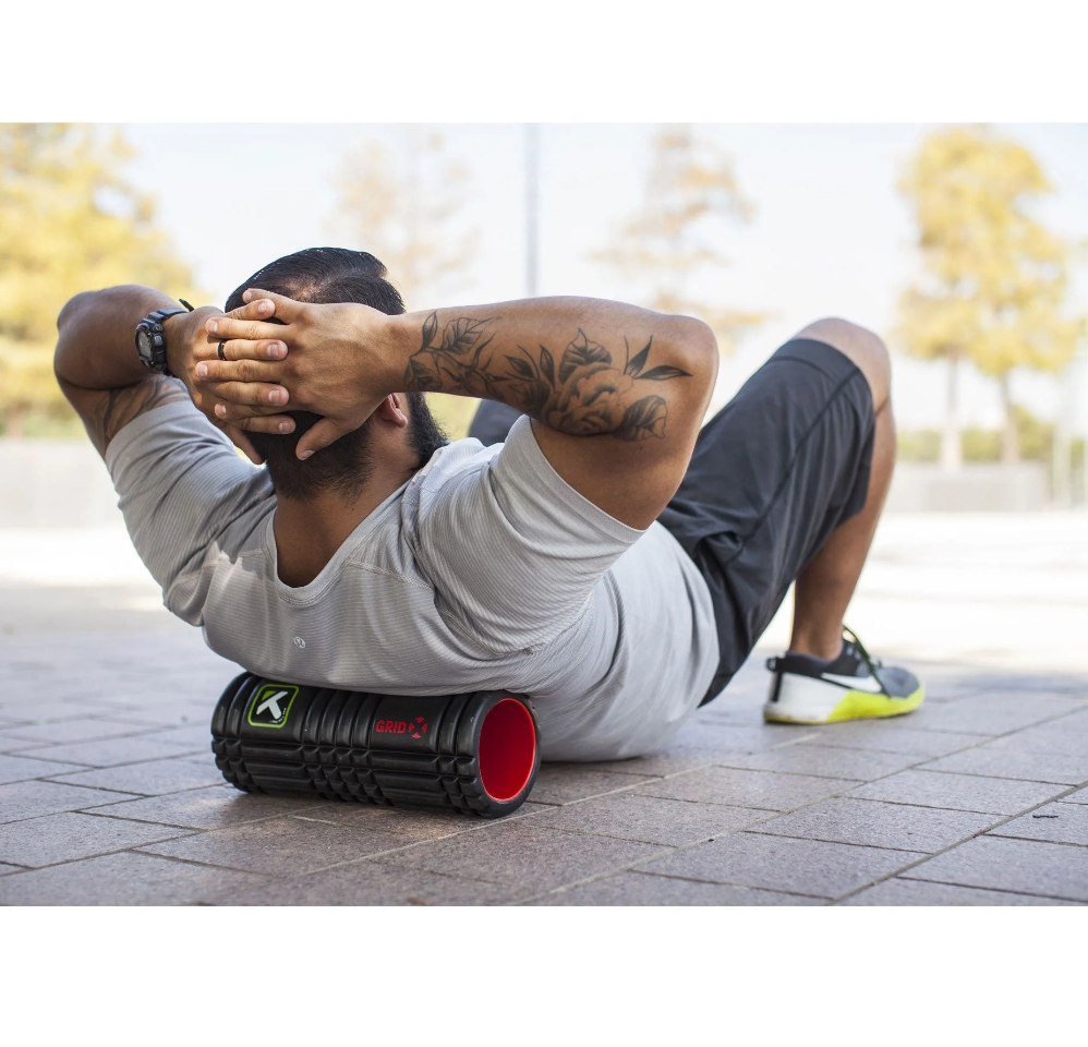 גבר מתאמן עם גליל לעיסוי