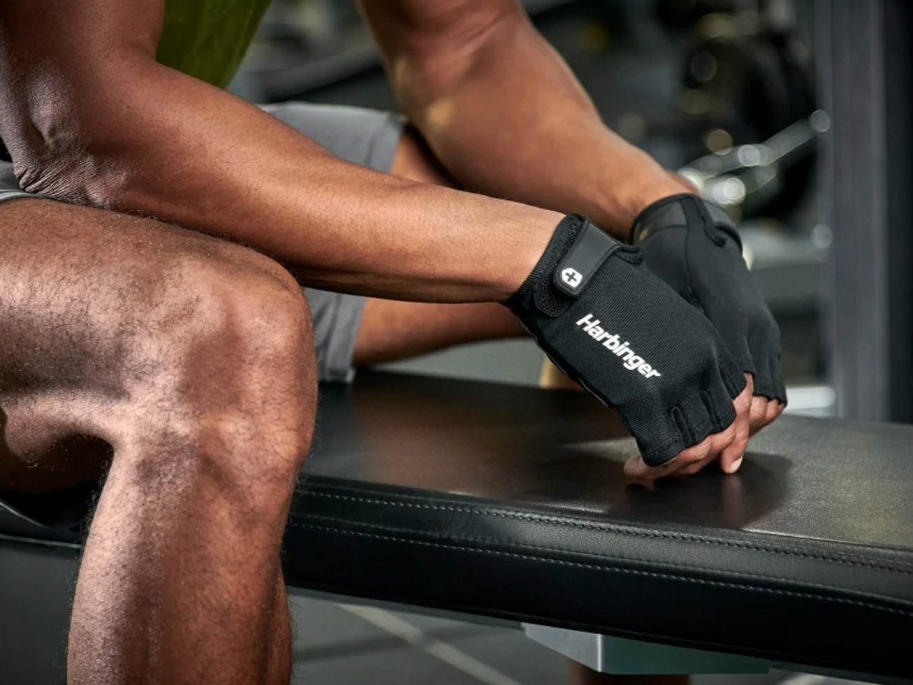 אדם עם כפפות כושר של Harbinger