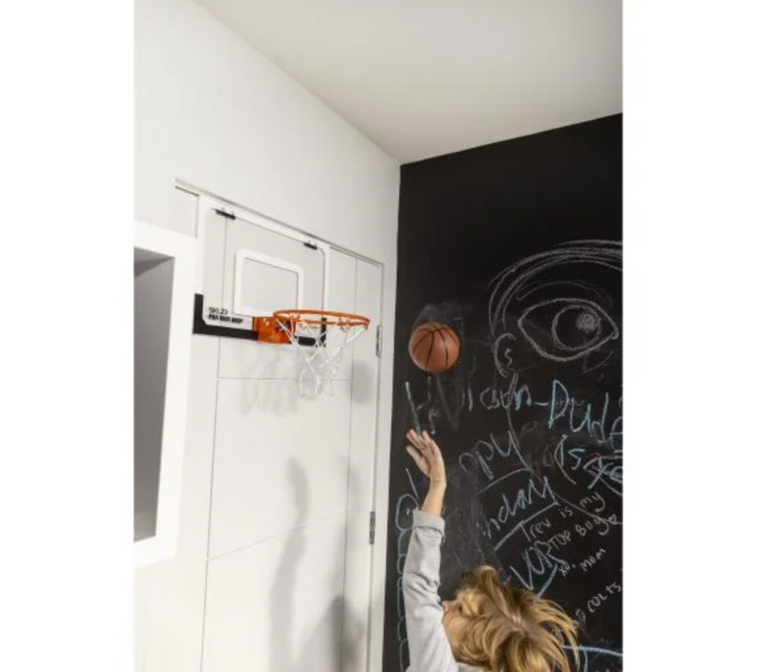 ילד זורק כדור לסל