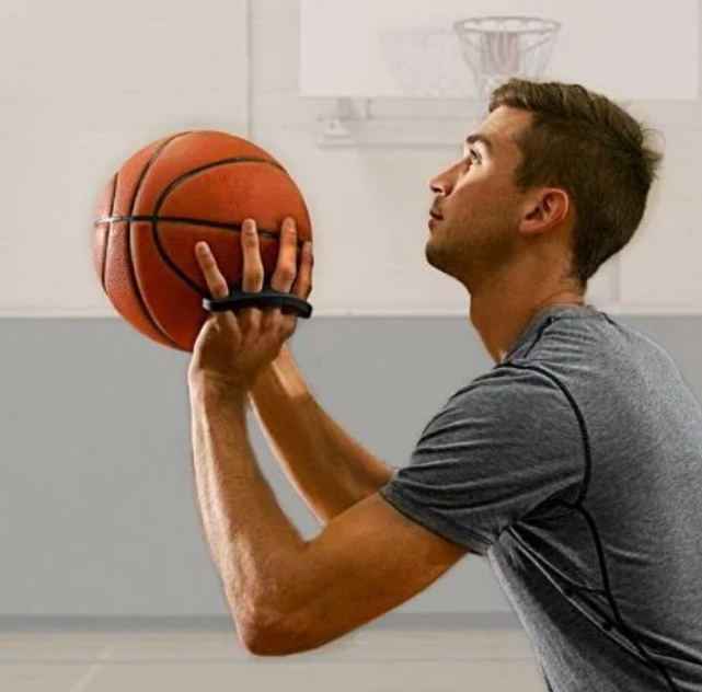 שחקן כדורסל זורק כדור