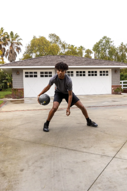 בחור מוסר כדור כדורסל