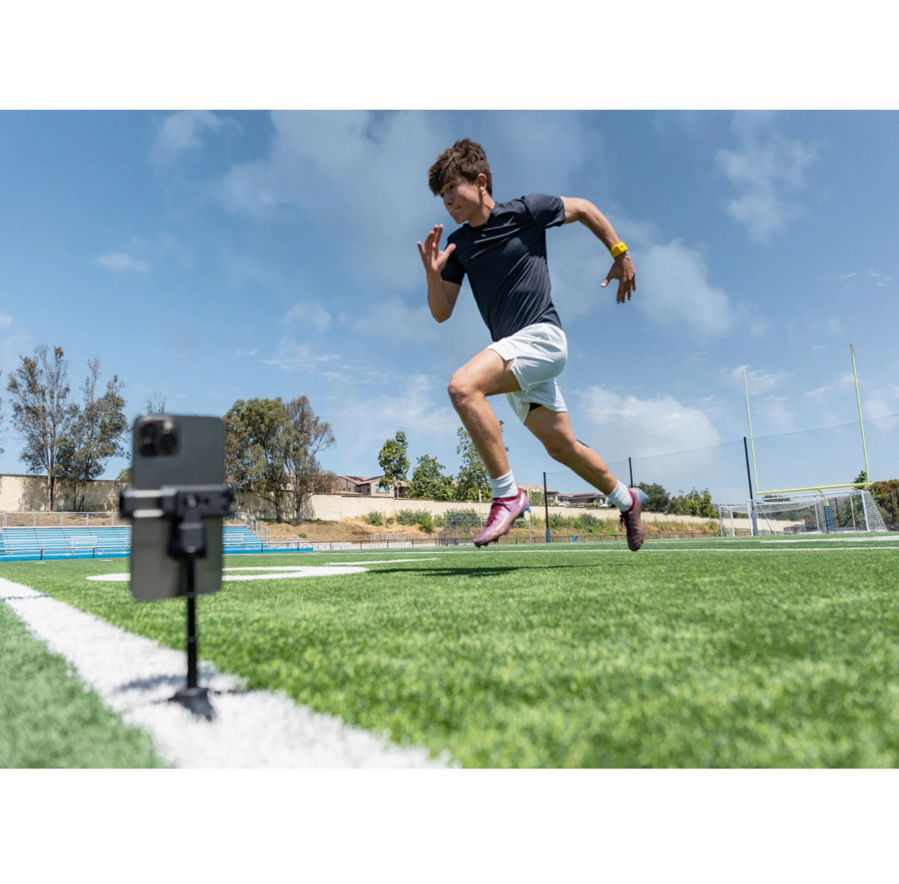 alt="ילד רץ על מגרש"