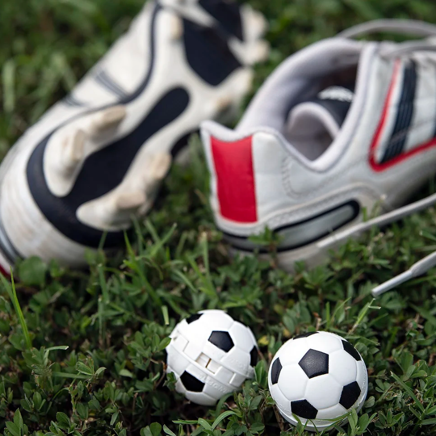 נעלי כדורגל על הדשא