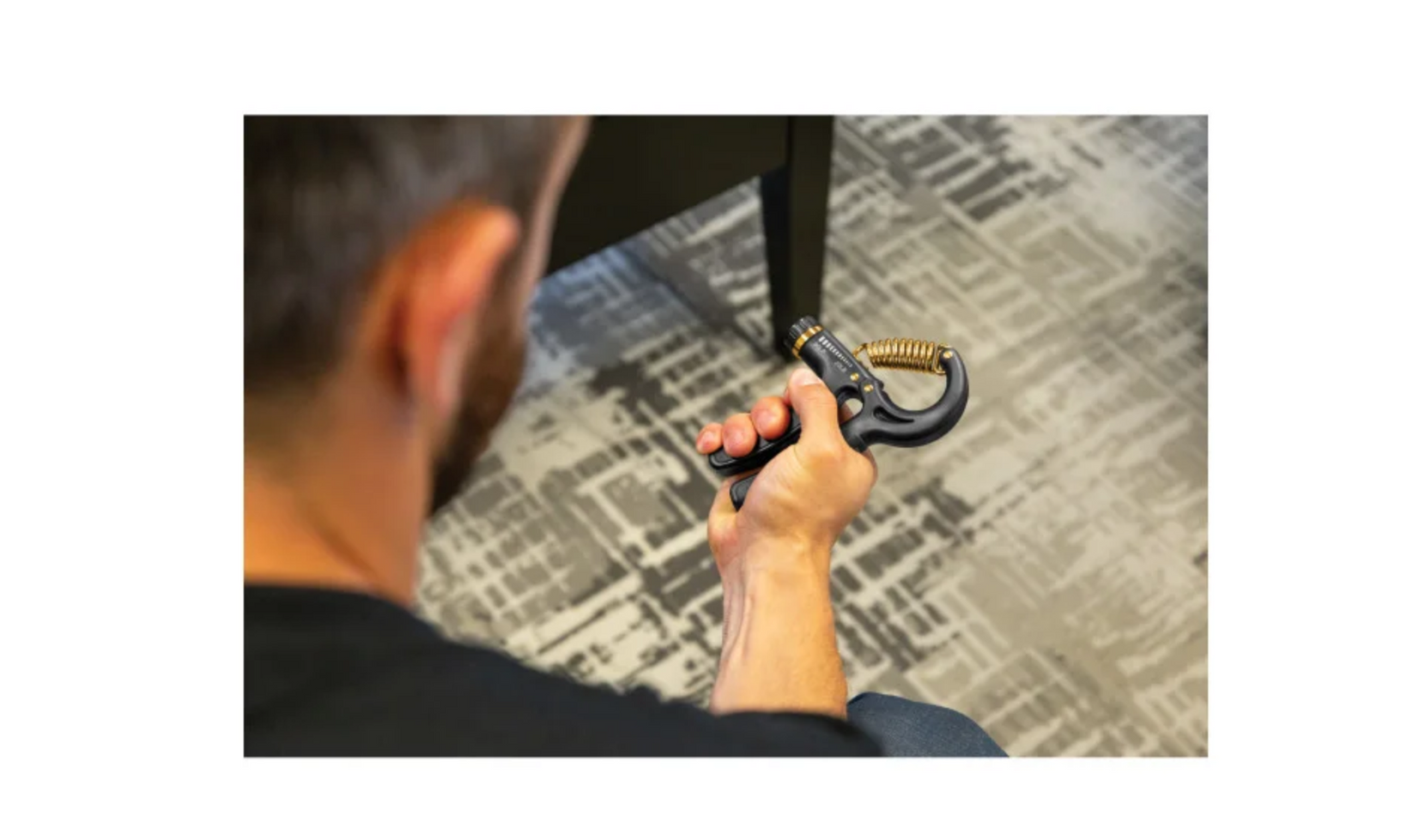 אדם אוחז בסולם זריזות משושה - Speed Web