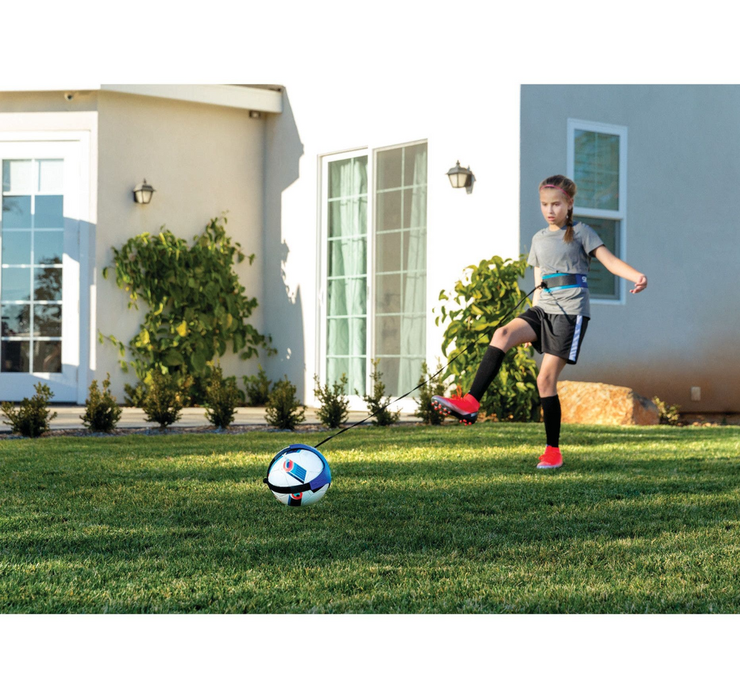 ילדה בועטת בכדורגל עם מזחלת כח מותנית SKLZ SPEED SAC