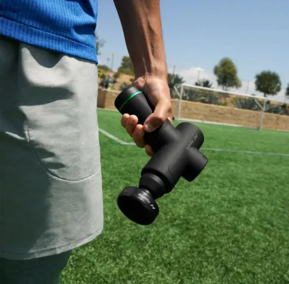 מעסה שרירים שחור בידי אדם