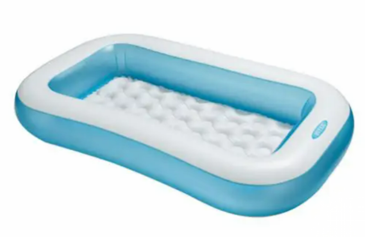 בריכת שחייה כחולה ולבנה