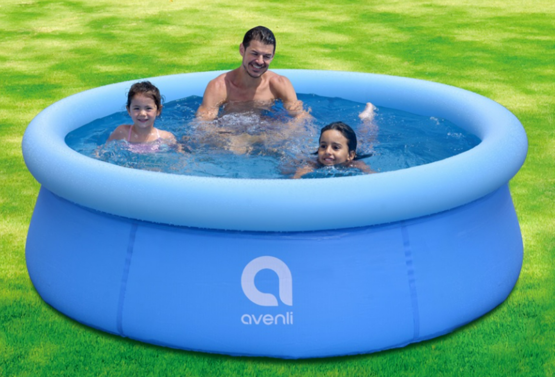 ילדים משחקים בבריכת שחייה עם אבא