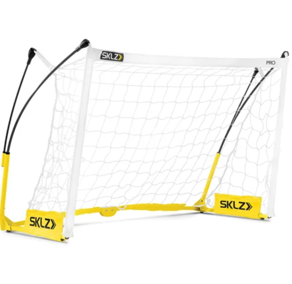 שער כדורגל לבן וצהוב