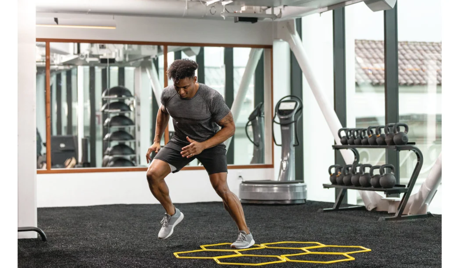 איש מבצע תרגילי זריזות משושה ב-Avora