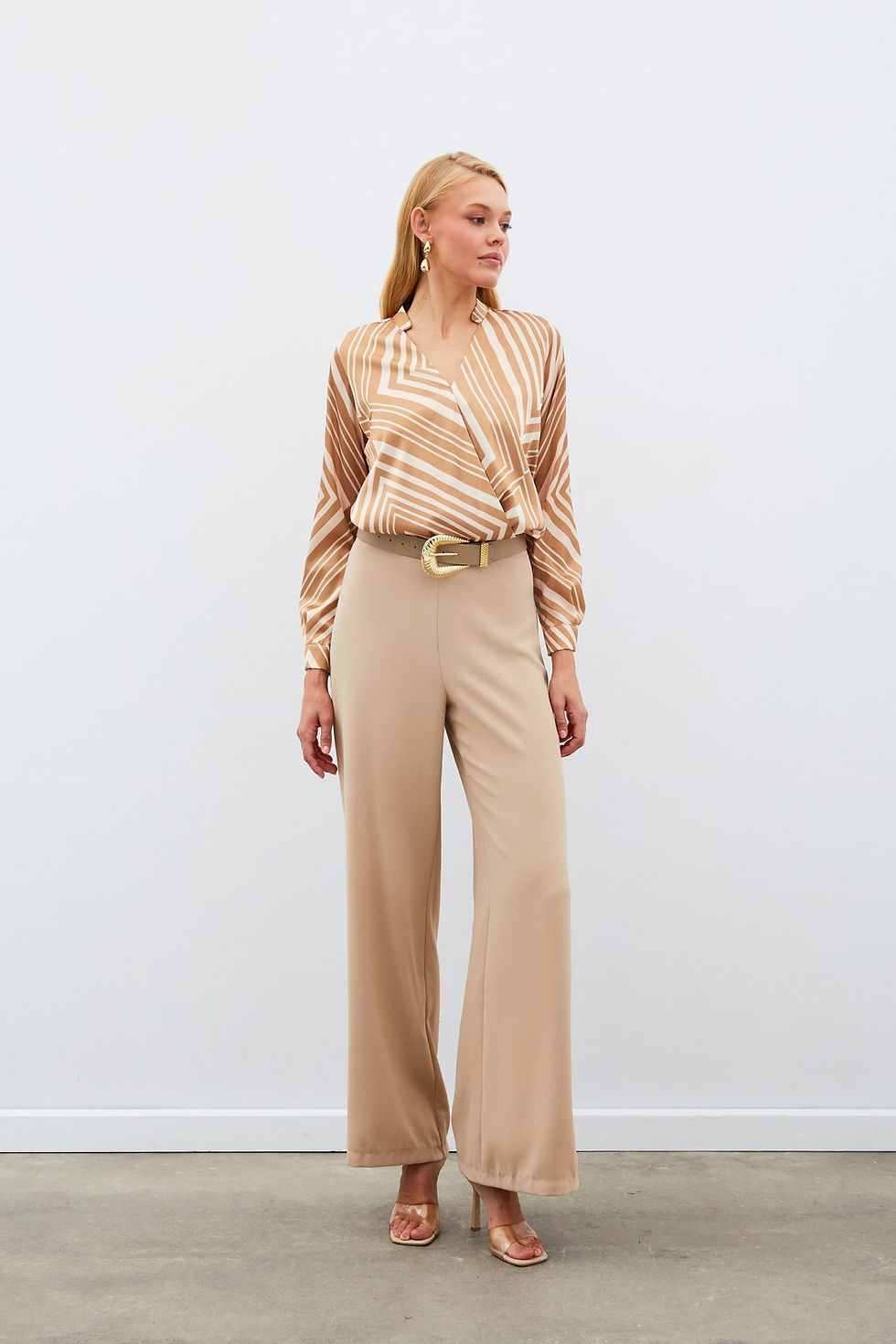 Küçük resim: Kruvaze Yaka Çizgili Saten Bluz- KAHVE