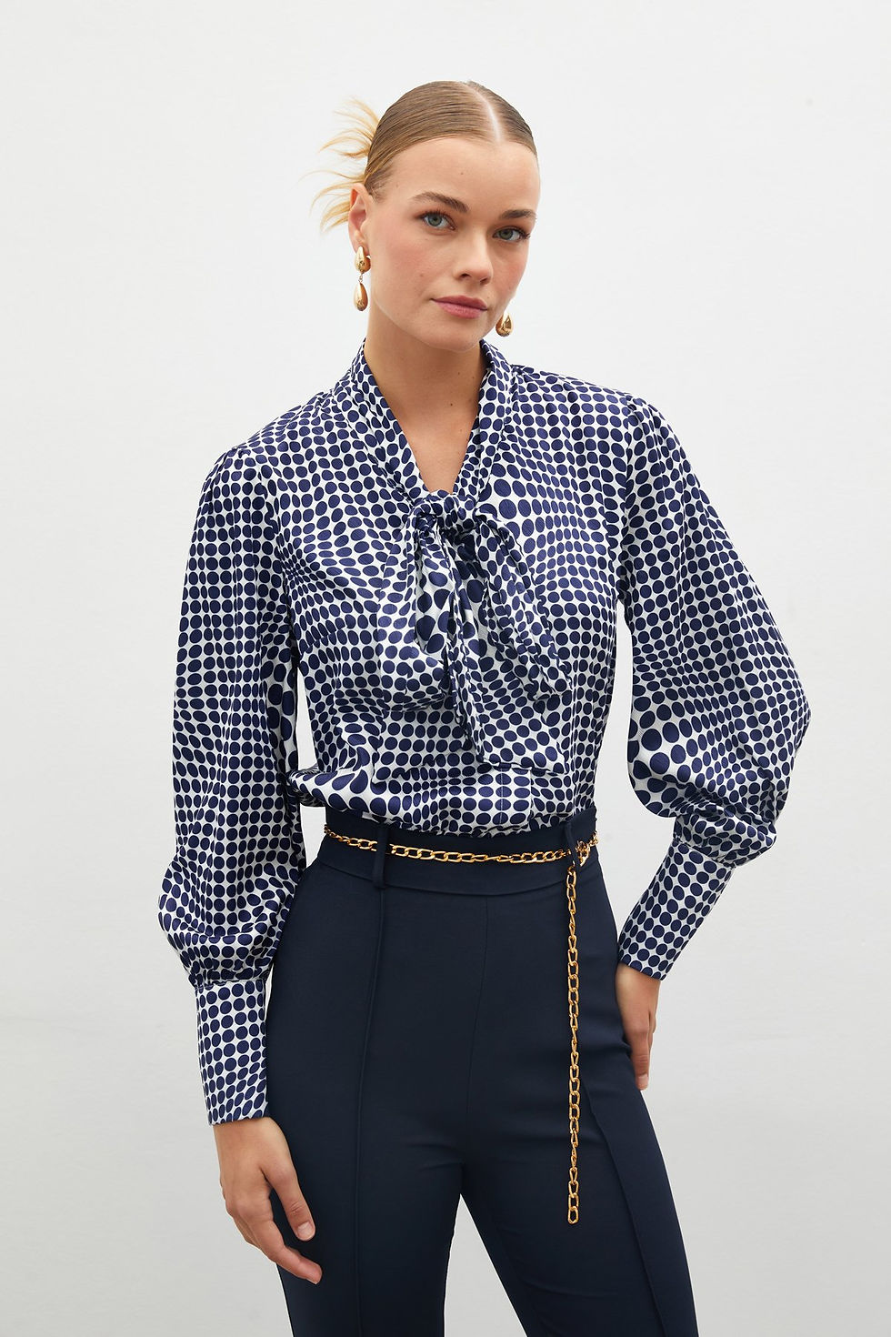 Küçük resim: Fularlı Desenli Gömlek