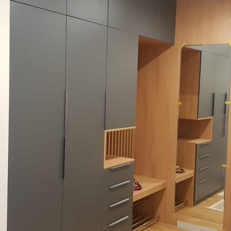 Alar Wood, SIA - Klasisks skapis ar veramām durvīm un frēzētām MDF fasādēm