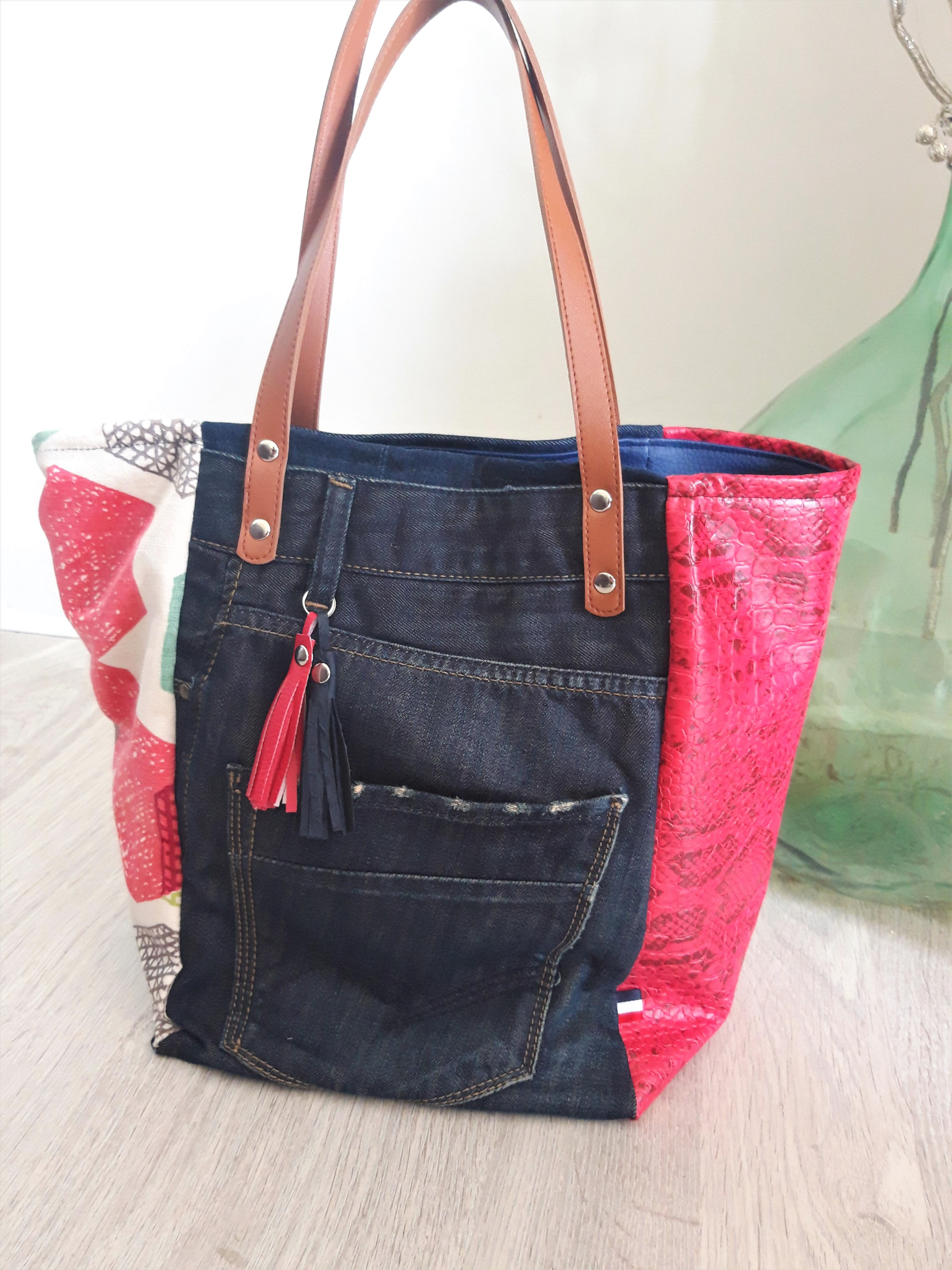 sac cabas en jean recyclé cuir python rose avec anses cuir camel et pompons