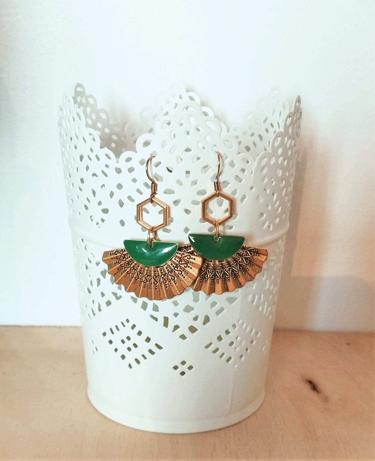 boucles d 'oreilles bronze et or avec sequin vert émeraude et éventail