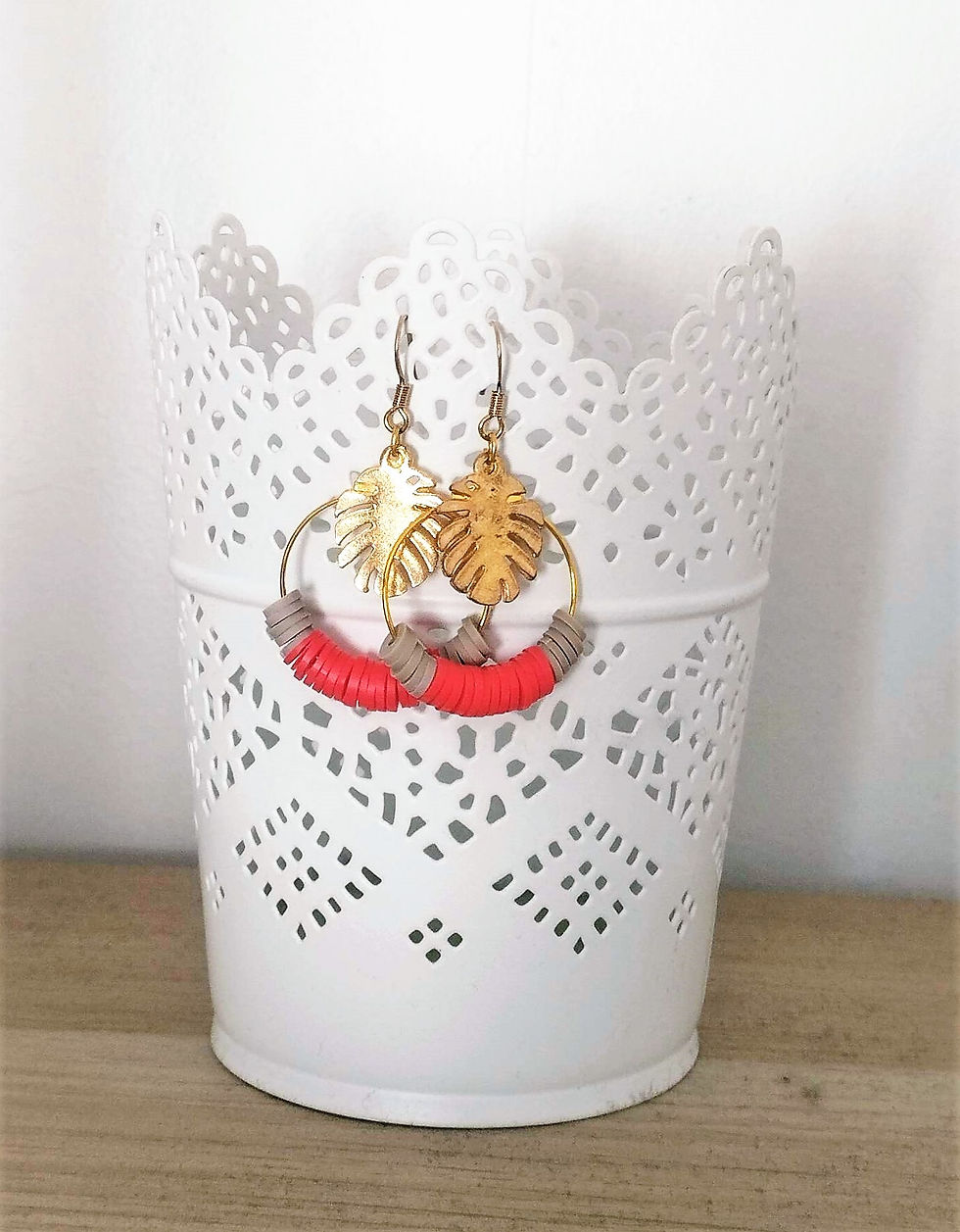 boucles d 'oreilles créoles or et perles heishi taupe et corail