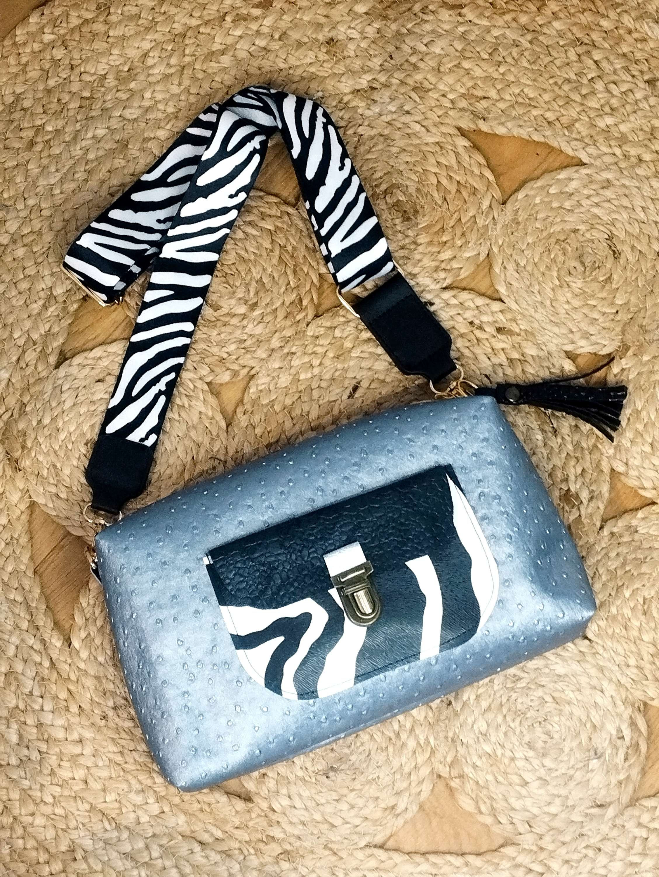 sac bandoulière messenger crossbody en cuir argenté et zèbre