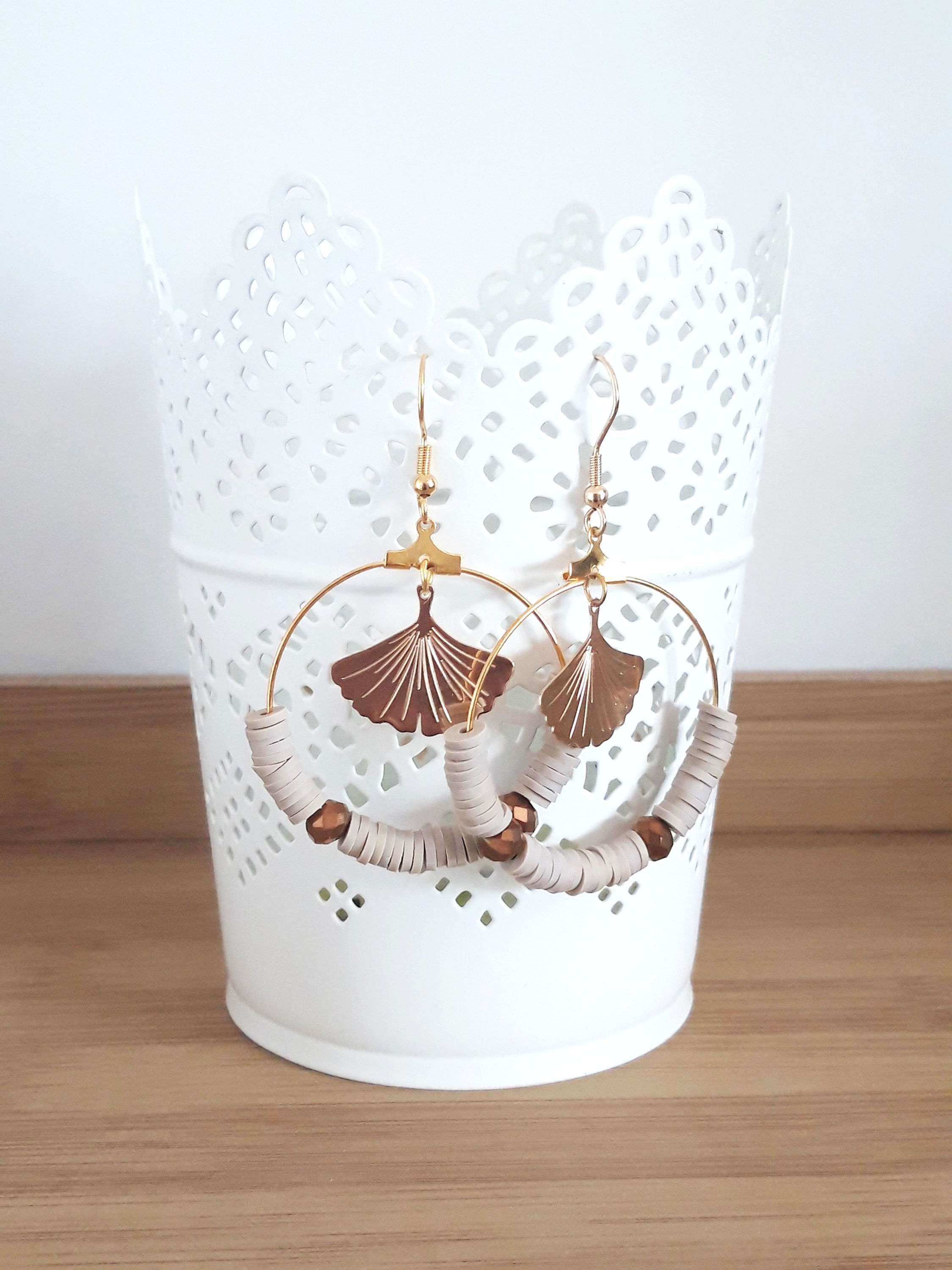 boucles d'oreilles créoles beige et taupe avec éventail doré