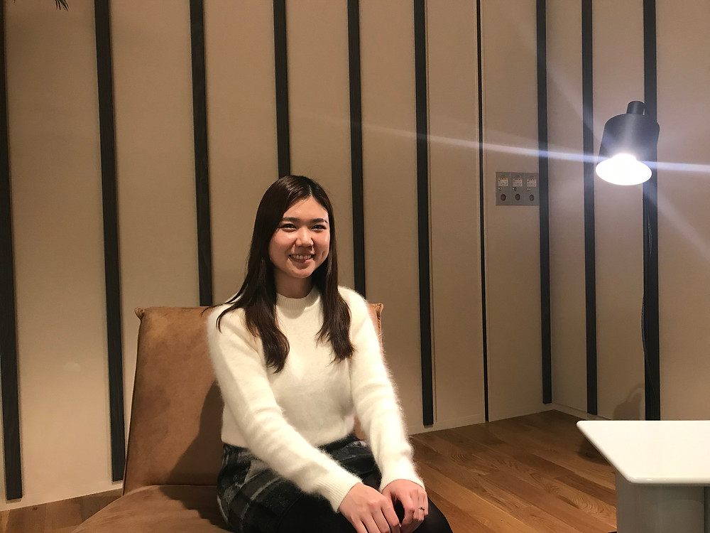 インタビューの様子。