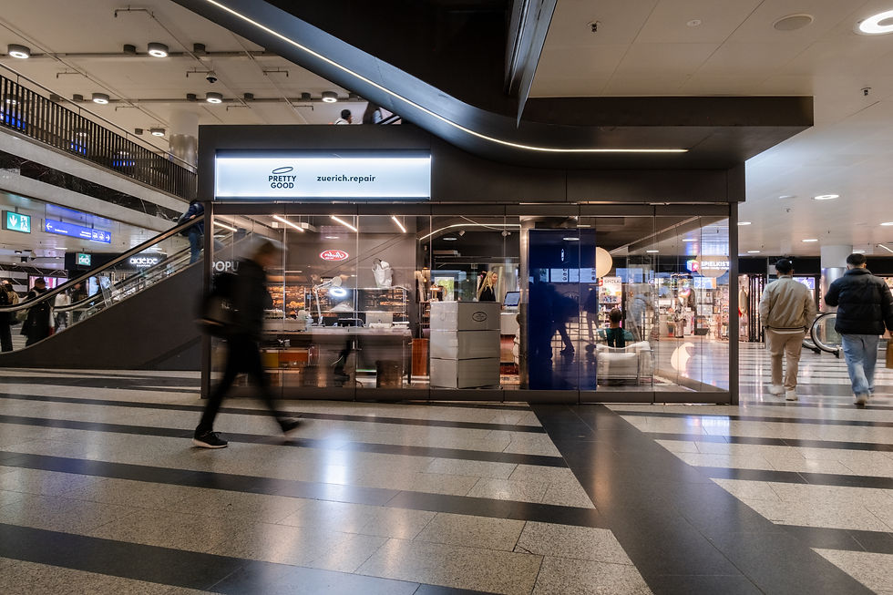 Claudio berät eine junge Frau im Show Room von Bikerevier