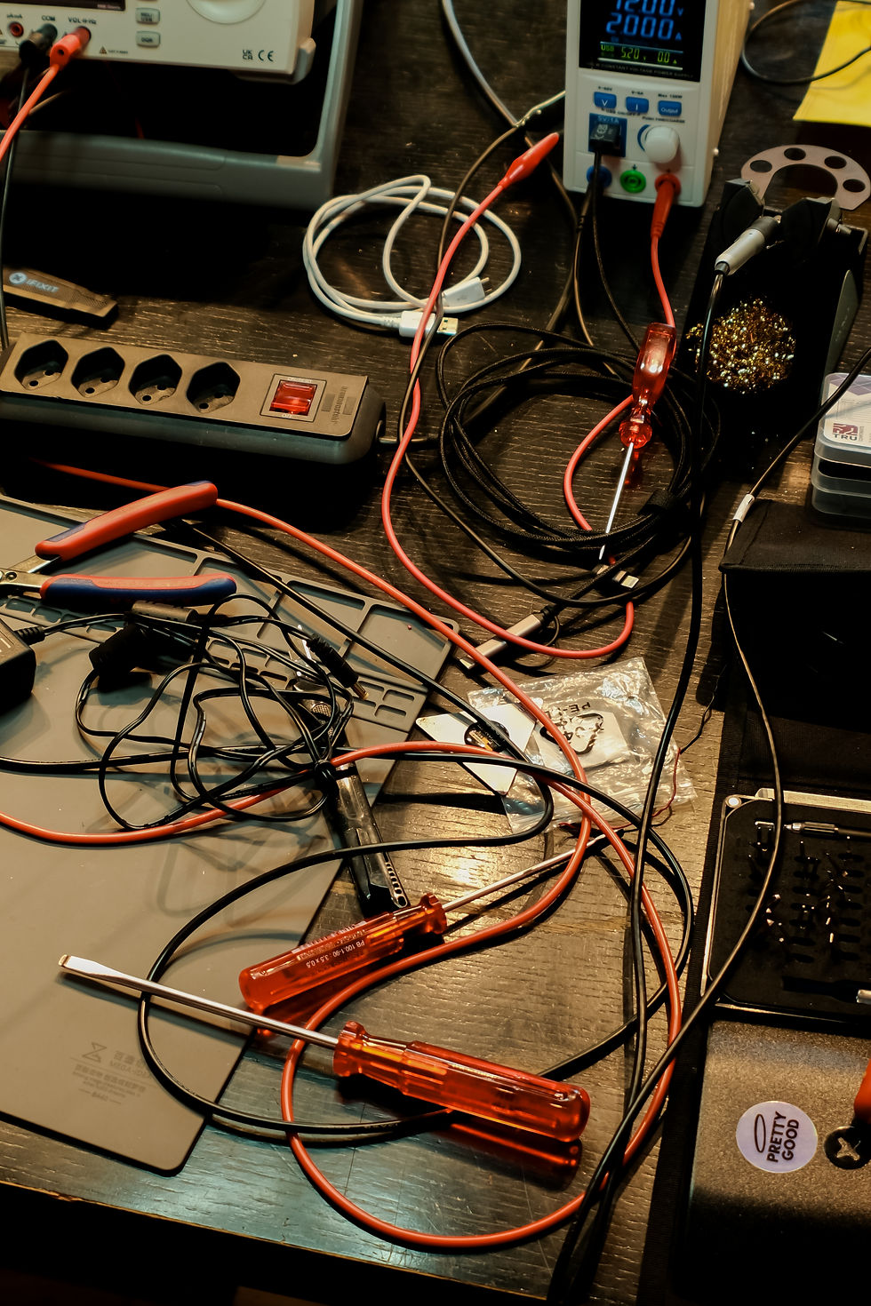 Ein Mountainbike fährt den Hang hinutner